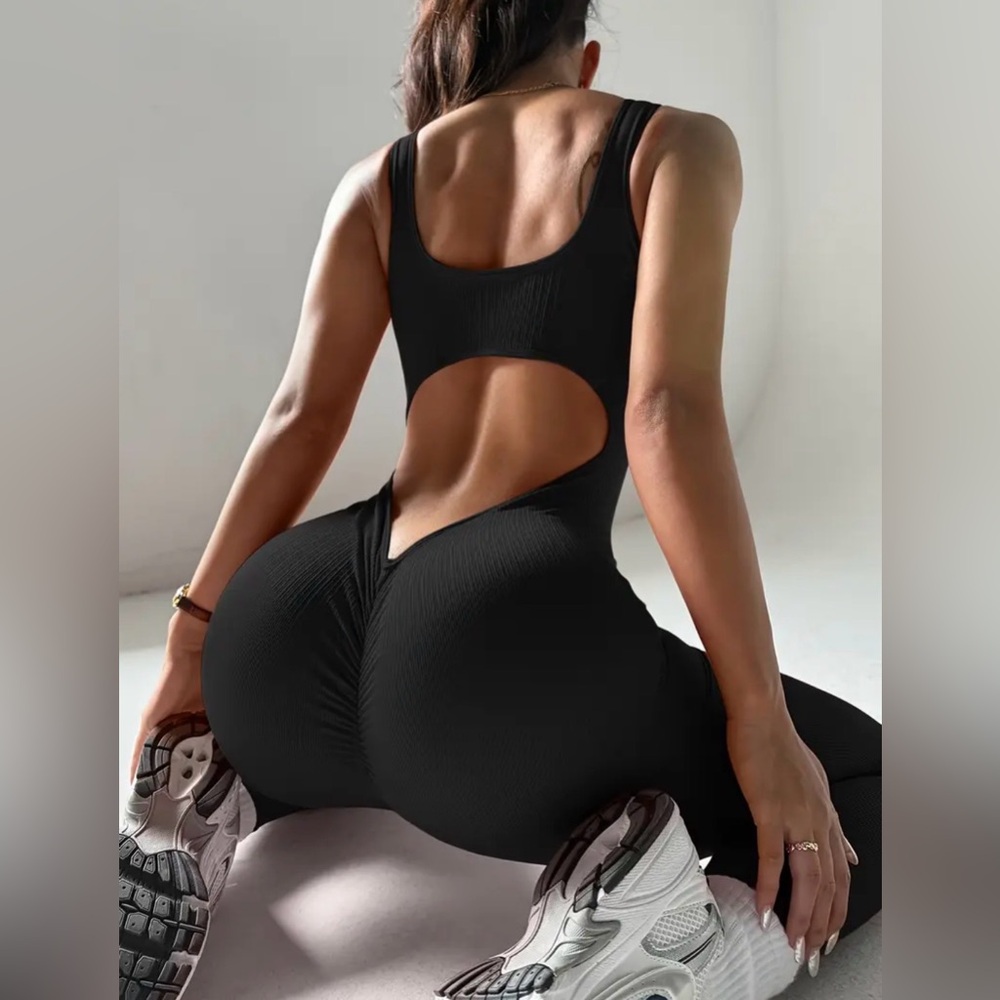 Jenni from Macyβs Black Long Sleeve Jumpsuit with back out & Padding πΌ - Picture 9 of 12
